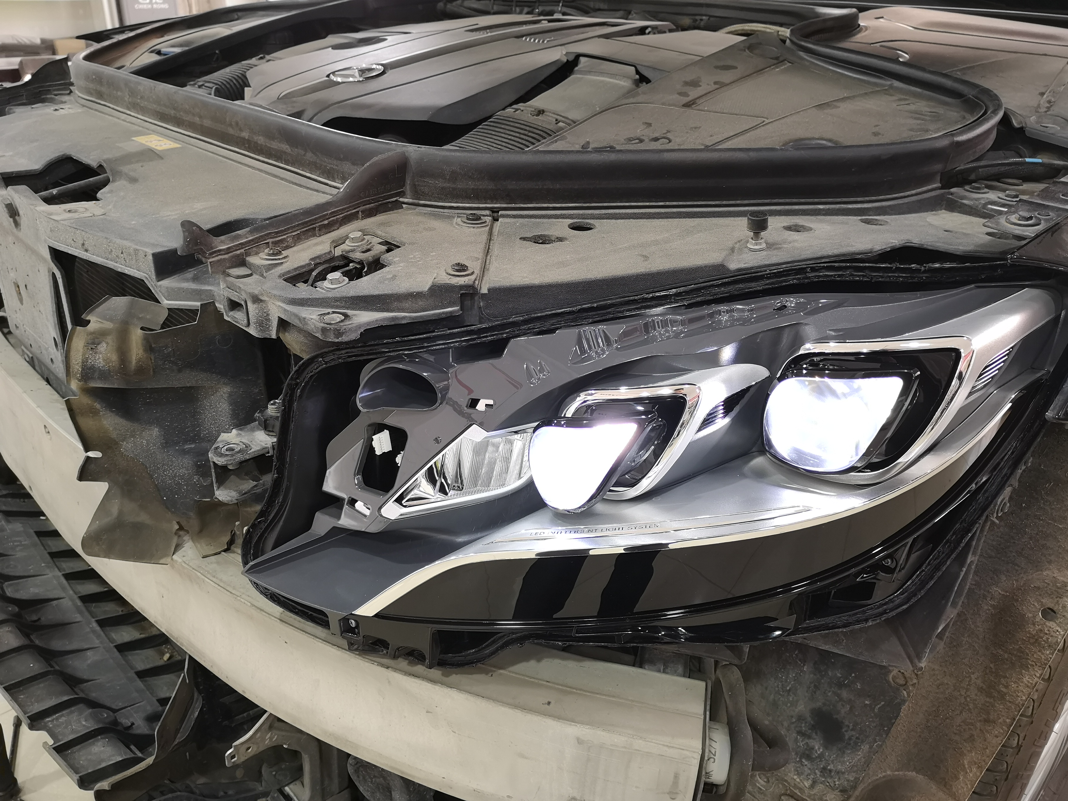 奔驰s级大灯进水了怎么办?奔驰s400l车灯洗车下雨大灯就进水起雾