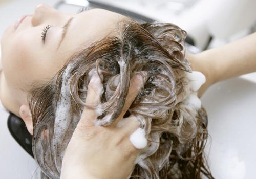 白天洗头好还是晚上好?理发师告诉你"答案",头发顺滑又浓密!