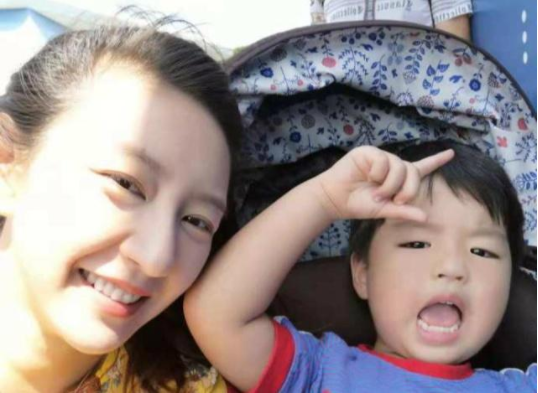 凌潇肃官宣喜得小宝,唐一菲素颜出境气色好,大宝近照像爸爸