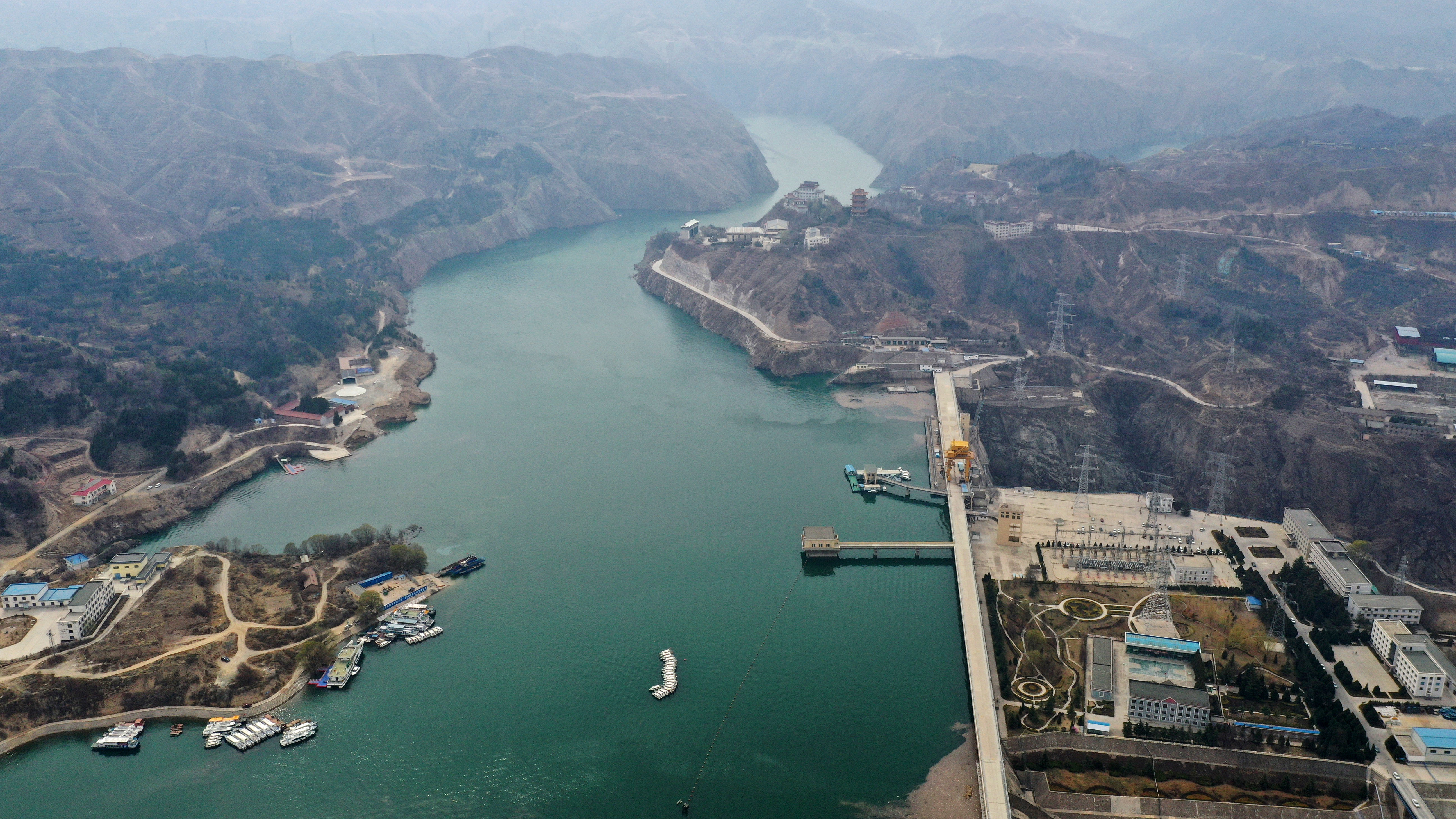 新华社照片,兰州,2020年3月25日    刘家峡水库加大下泄流量支持春灌