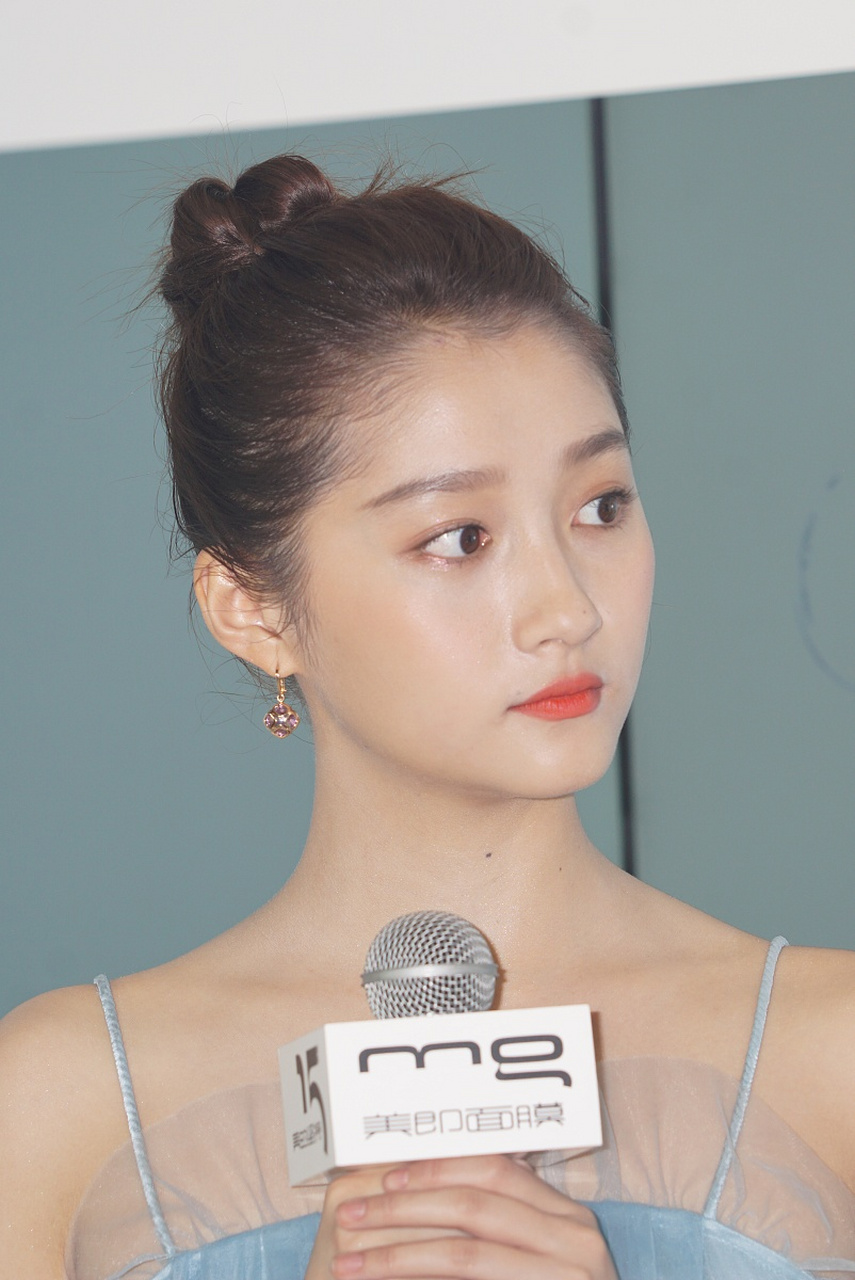 丸子头造型的关晓彤也太好看了吧!清新可人!怼脸拍的生图,这颜值也太