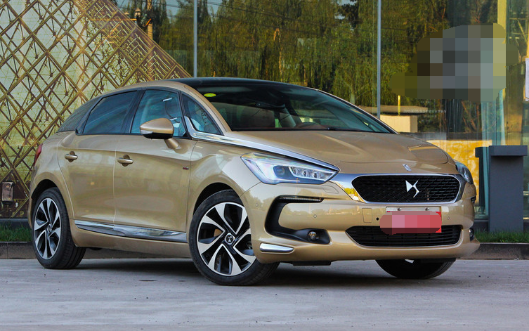 品鉴长安ds5,内饰给人一种豪华的感觉,并且外观设计的也很不错