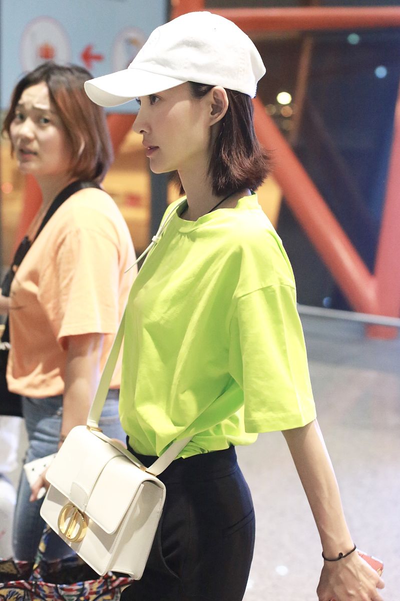 34岁王丽坤素颜亮相,路人镜头下暴露了真实颜值,难怪这么红!