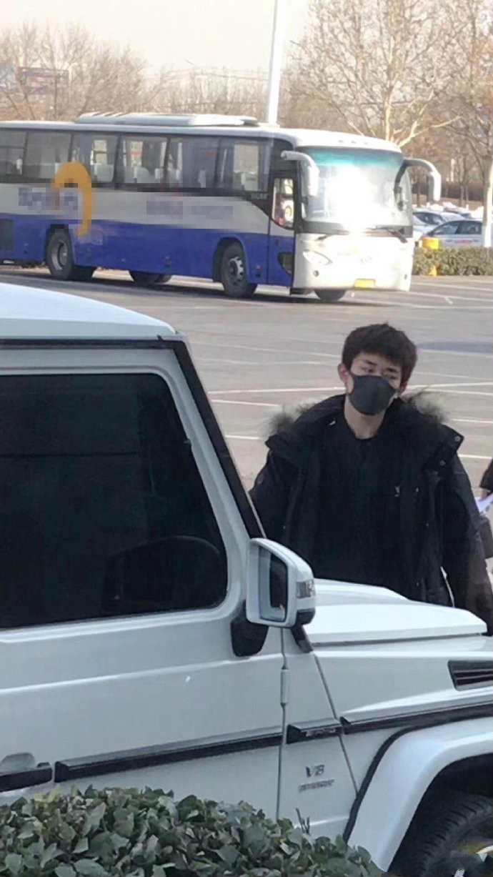 易烊千玺现身驾校学车 网友:好想做教练