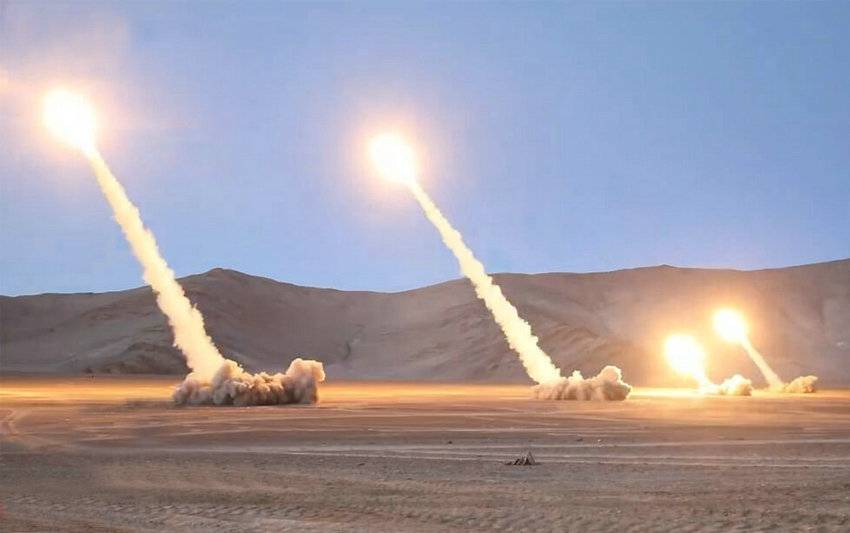 我军03式300mm远程火箭炮连齐射不多见,一轮成本至少300万