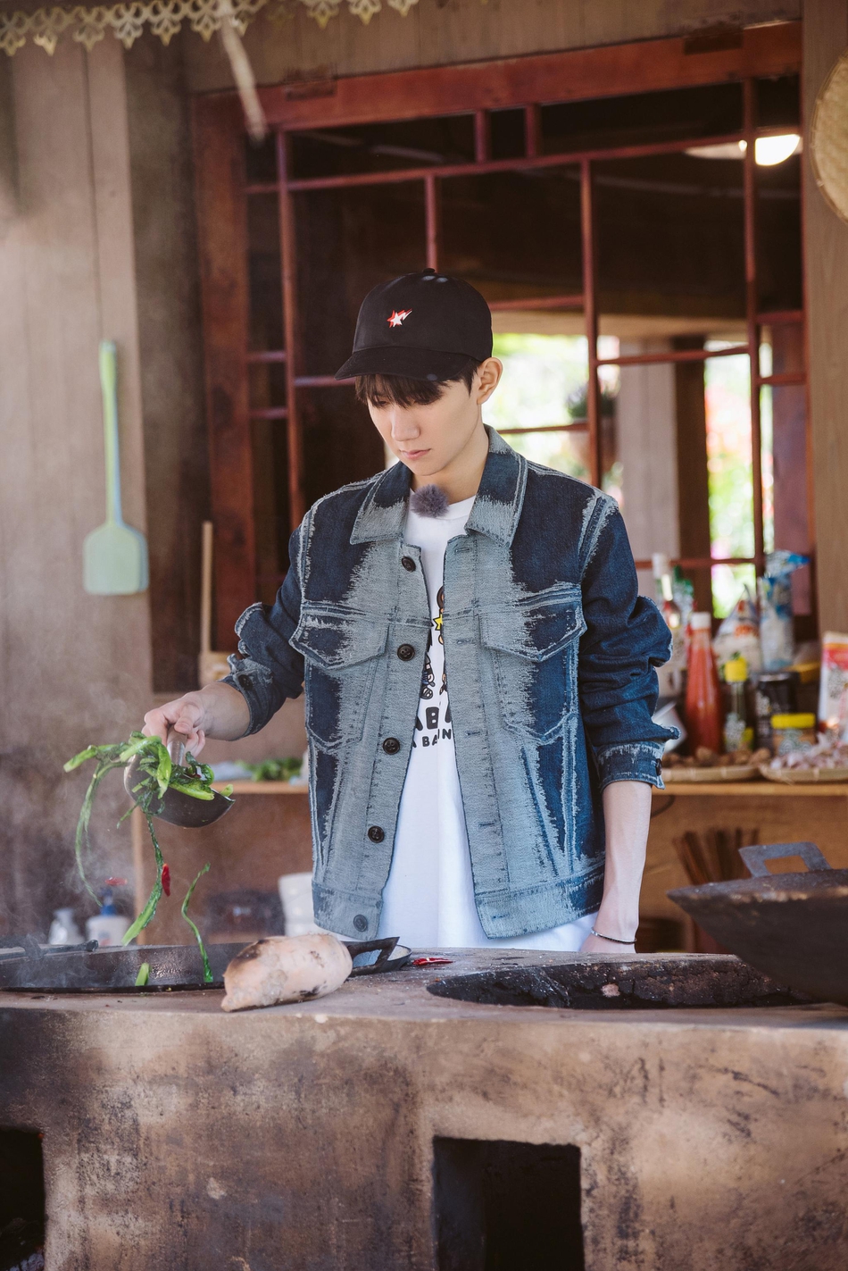 王源《哈哈农夫》归队 展示生火做饭满分生存技能