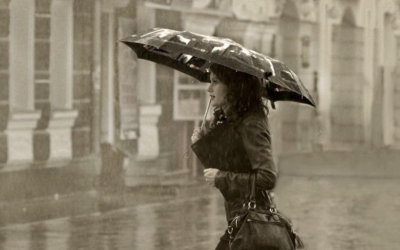 雨中背影的图片女人图片