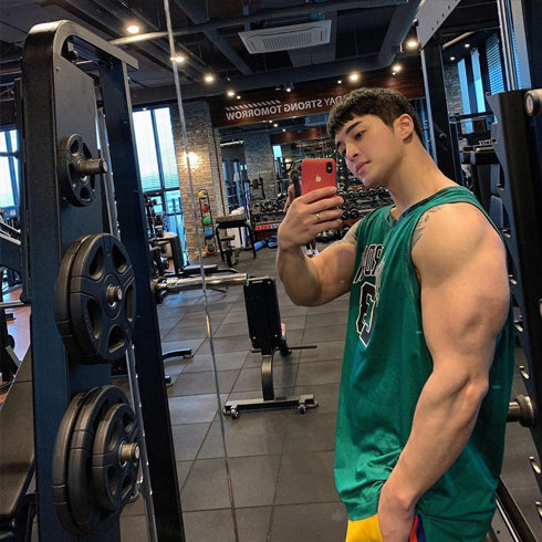 韩国欧巴健身4年,拥有健硕身材,肌肉发达但遭网友吐槽