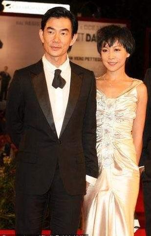 任贤齐全家照曝光,恩爱20年妻子长得也还行!儿女颜值却美炸了
