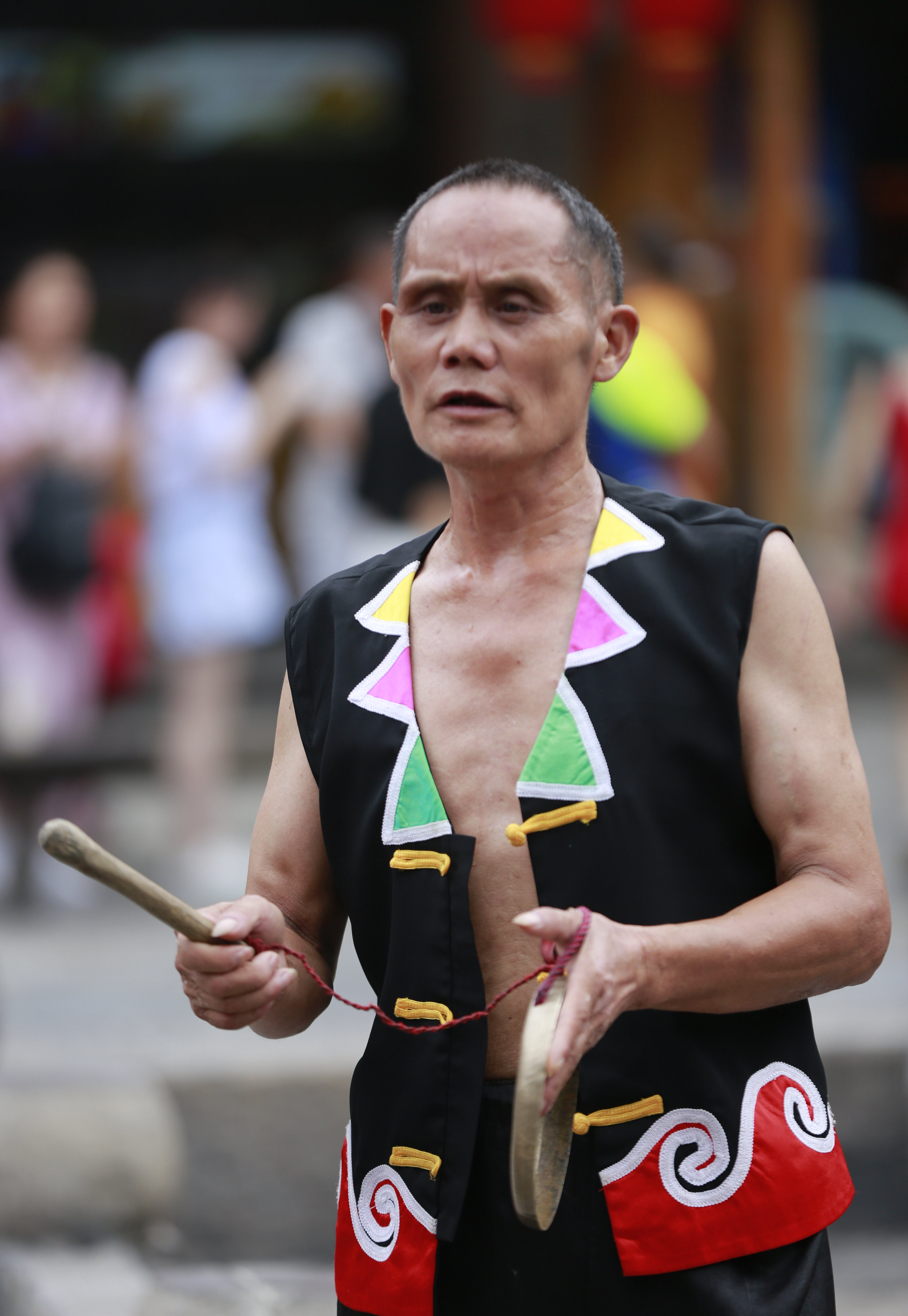 湖南张家界:"武陵源三棒鼓"演绎湘西风情(5)