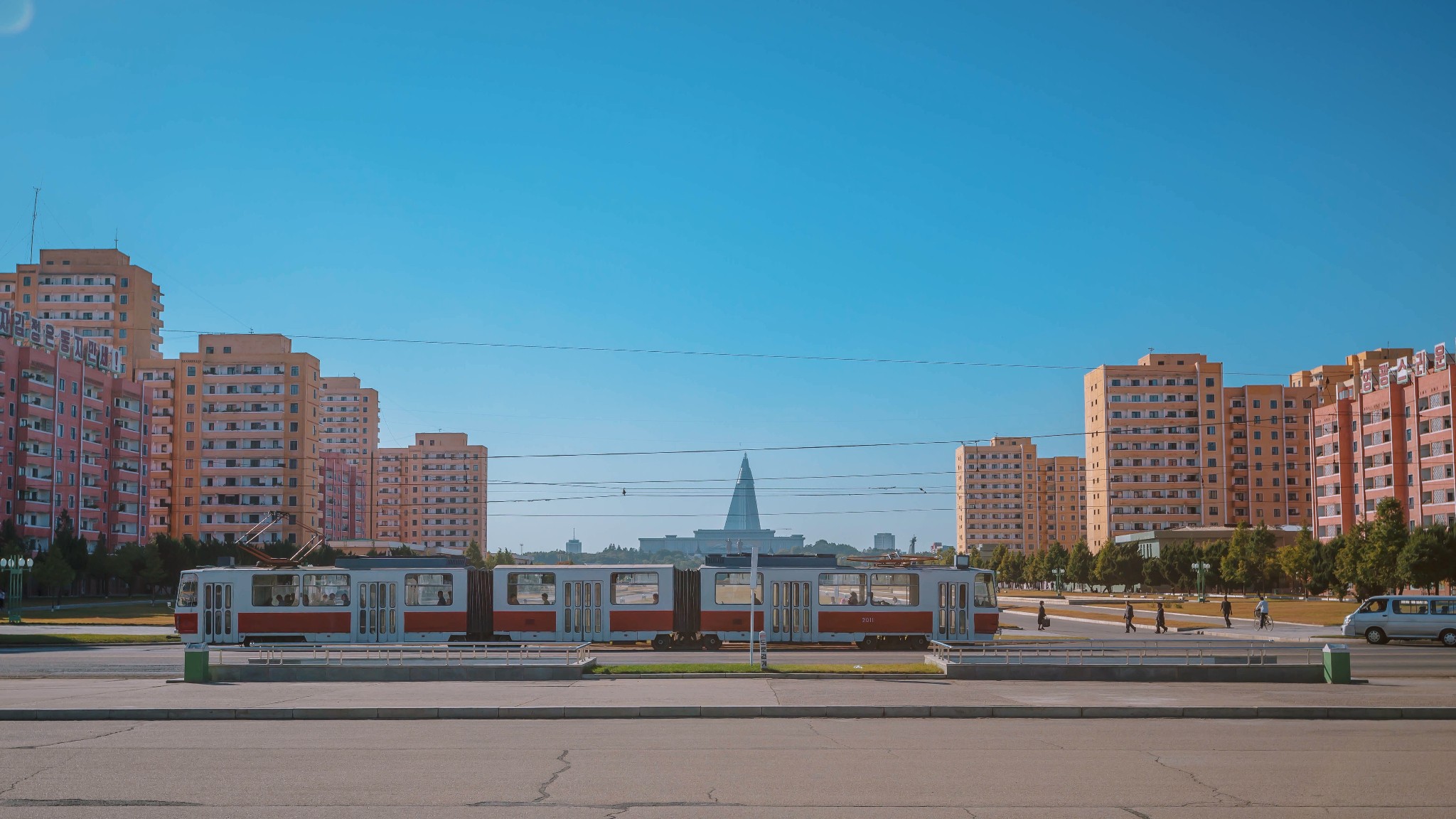 实拍朝鲜街景:马路很干净,街头不乏各种豪车!