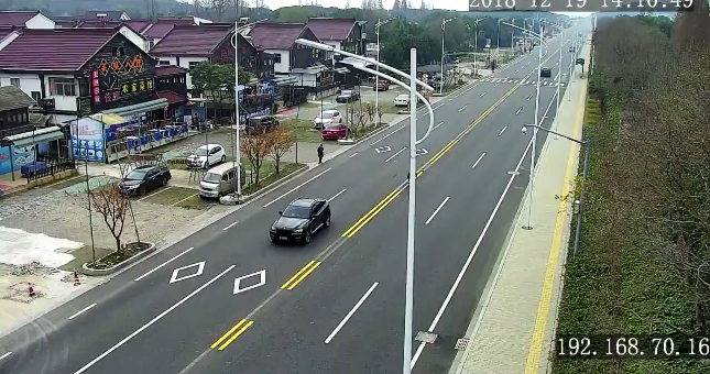 苏州一男子竟然将双黄实线涂成虚线,竟是因实线不好掉头影响生意