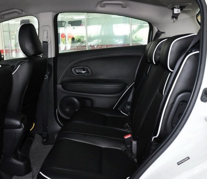 本田缤智,侧身的线条很突出,还带着一些肌肉感