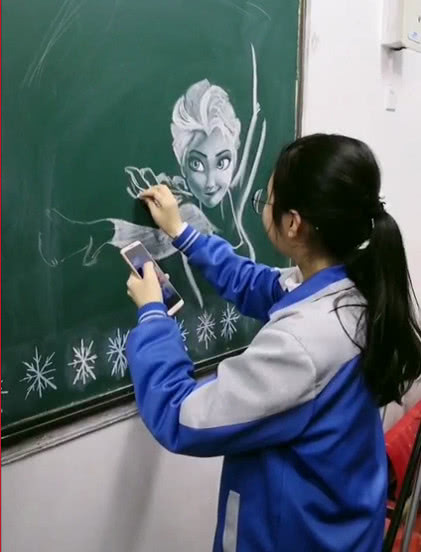 小姑娘画黑板报太逼真,擦掉的那刻心疼了,网友:灰粉笔哪里买的
