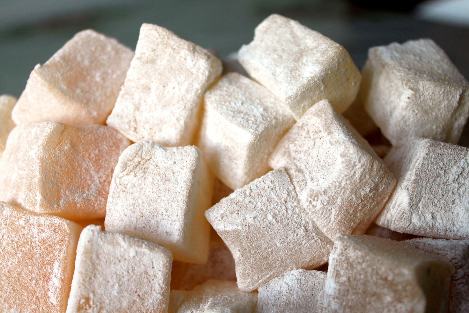 石膏粉豆腐制作方法:准备豆浆,石膏粉,清水,豆腐布,豆腐模具,将石膏粉