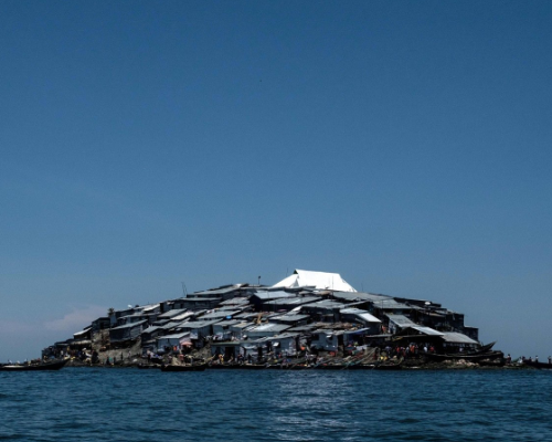 米金戈岛是世界上生活最密集拥挤的地方,基本上到处都是人挤人,平均两