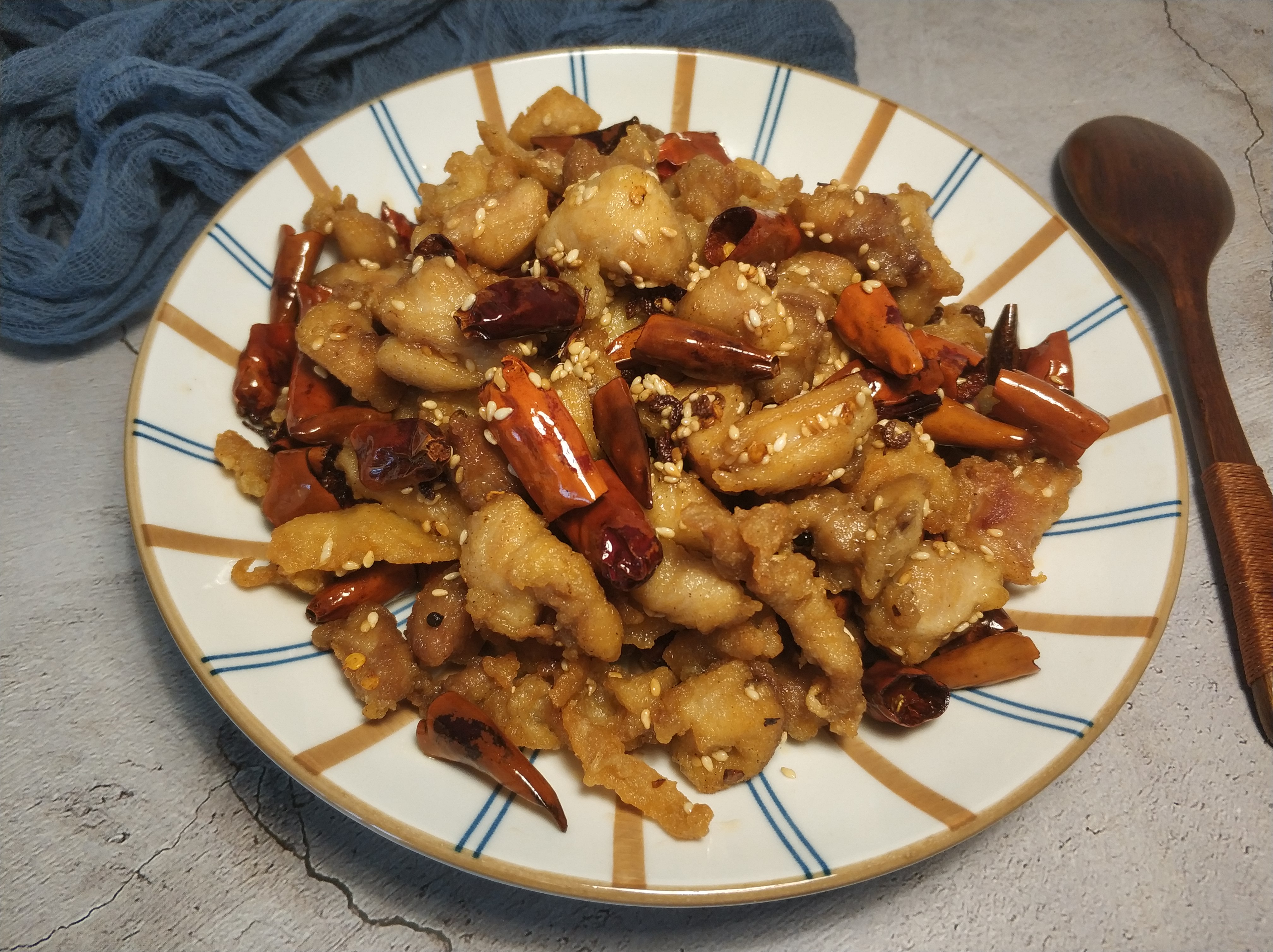 鸡腿别再红烧了,教你一道辣子鸡丁的做法,麻辣酥香,下酒又下饭