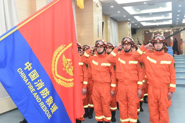 唐山市举行消防救援队伍迎旗仪式暨集体宣誓大会