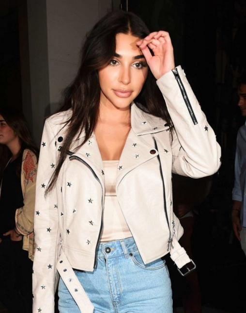 比伯前女友香堤儿现身,露香肩大步流星气场足