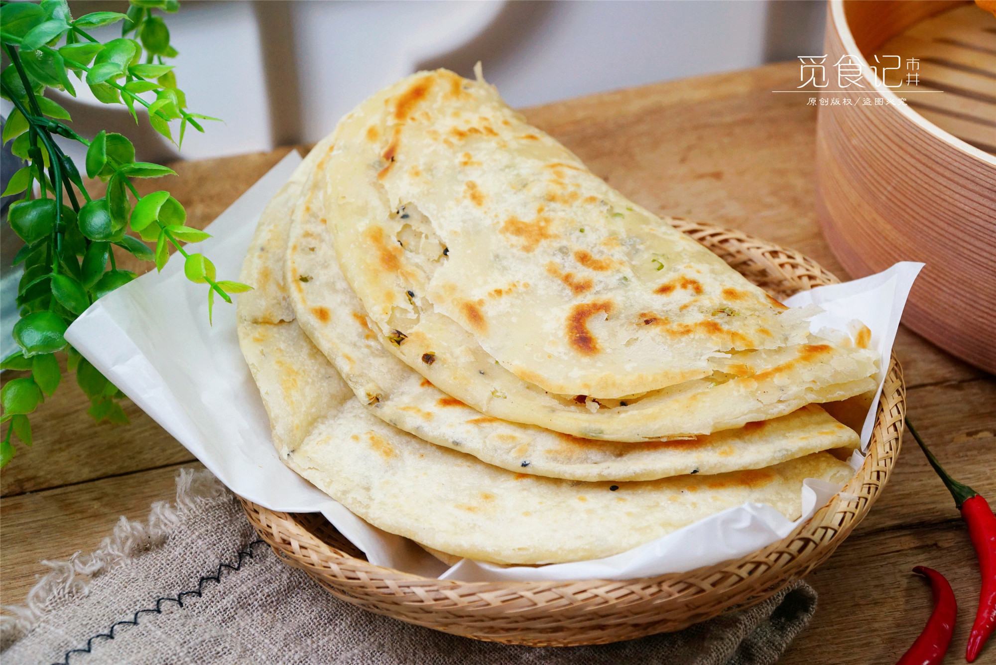做烙饼,用热水还是冷水和面?都不对,学会这招,烙饼松软又酥香