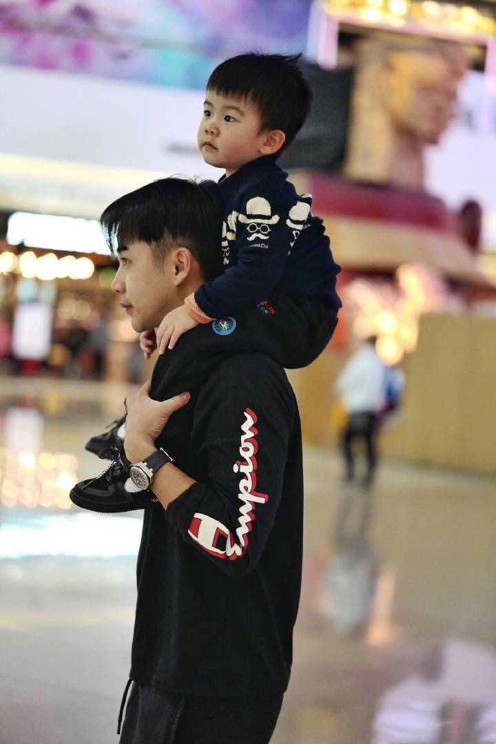 演员李茂晒自己和儿子萌照,儿子神情动作酷似爸爸超可爱