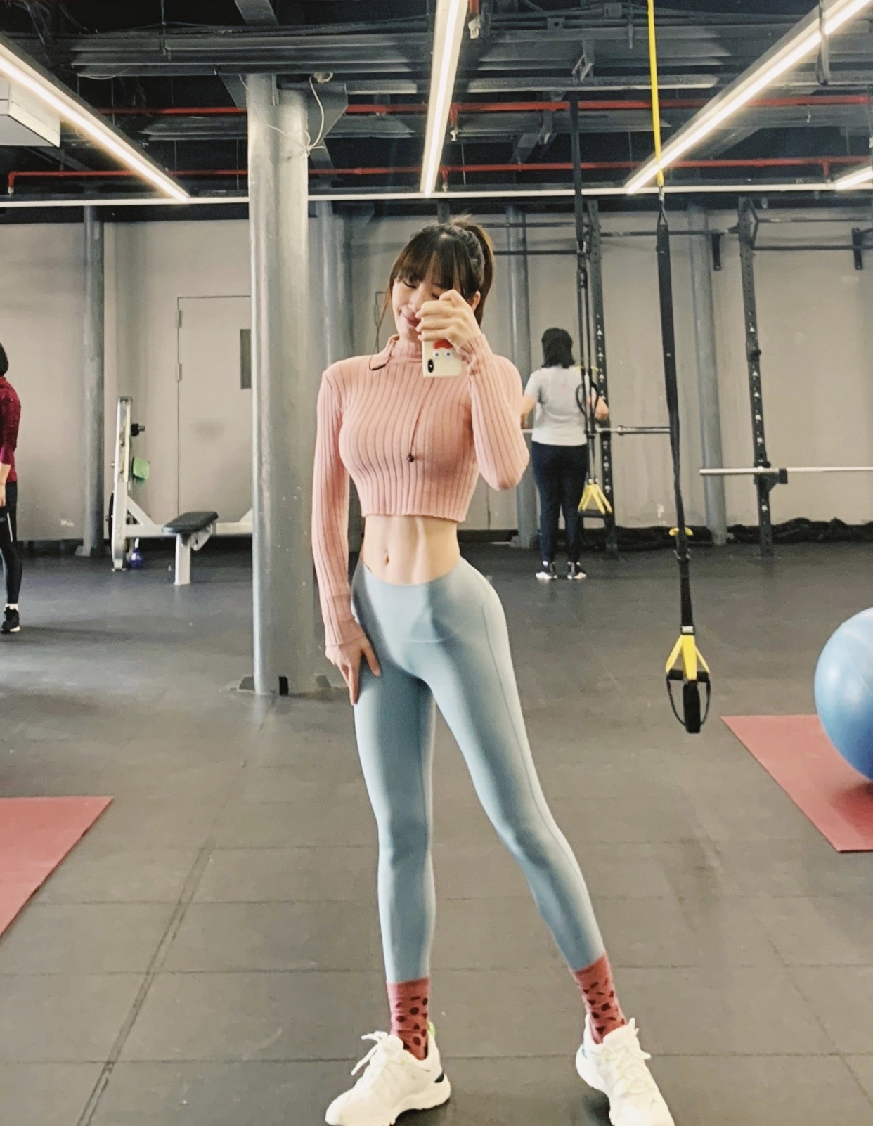 腹肌翘臀大长腿一个都不少!美女健身房完美身材羡煞旁人!