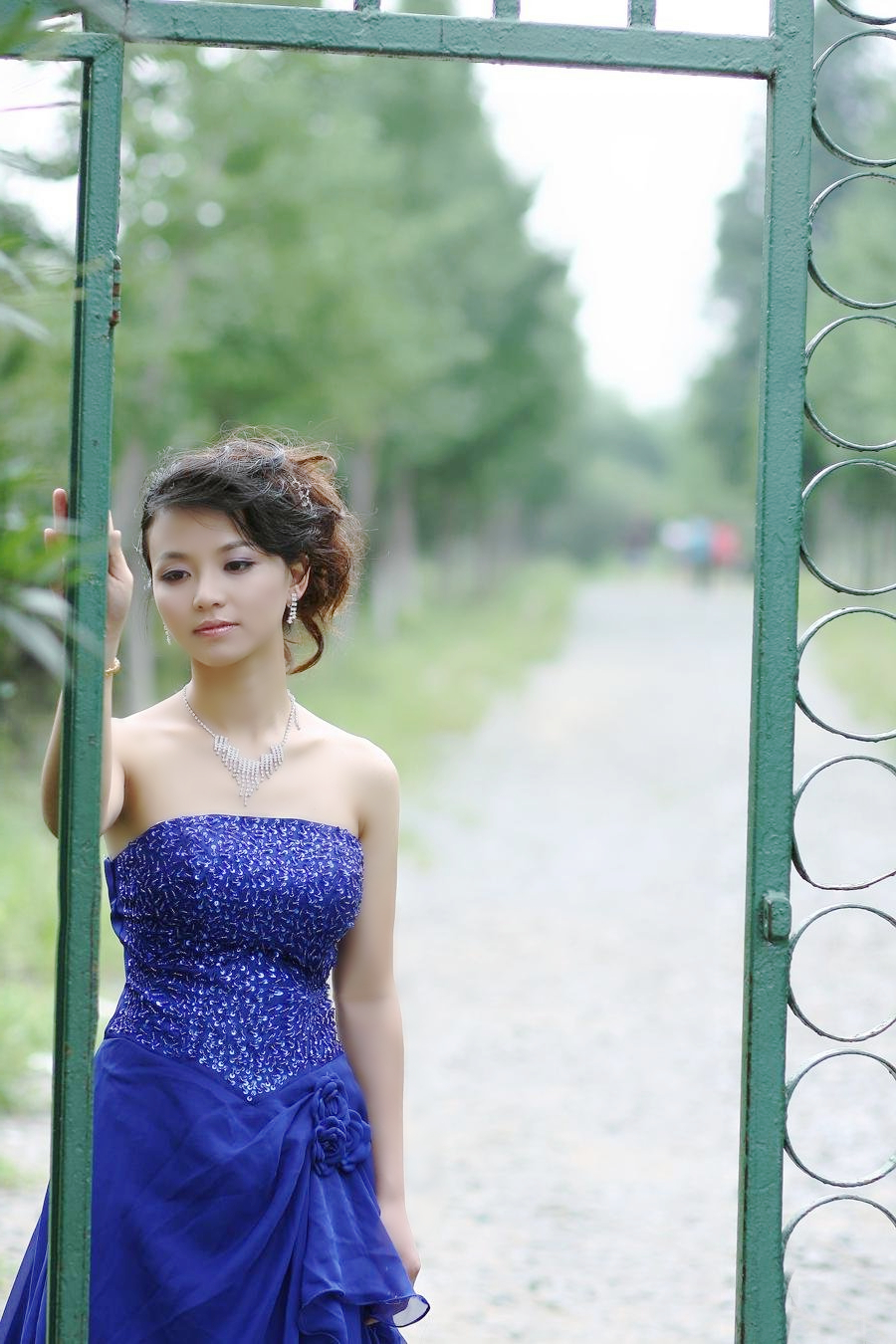 随拍户外镜头下的蓝色裙装美丽女子