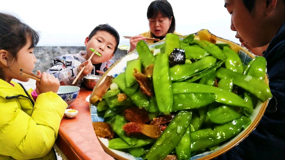 今天挖一块土种豇豆,顺便摘点豌豆荚回家,和腊肉一起炒好下饭