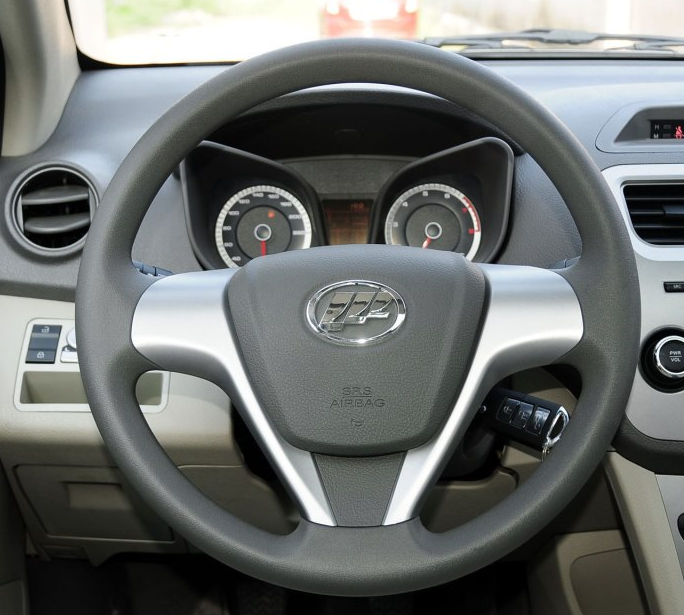 力帆汽车530内饰简约搭配,做工还不错,看的顺眼,中控面板上的功能很