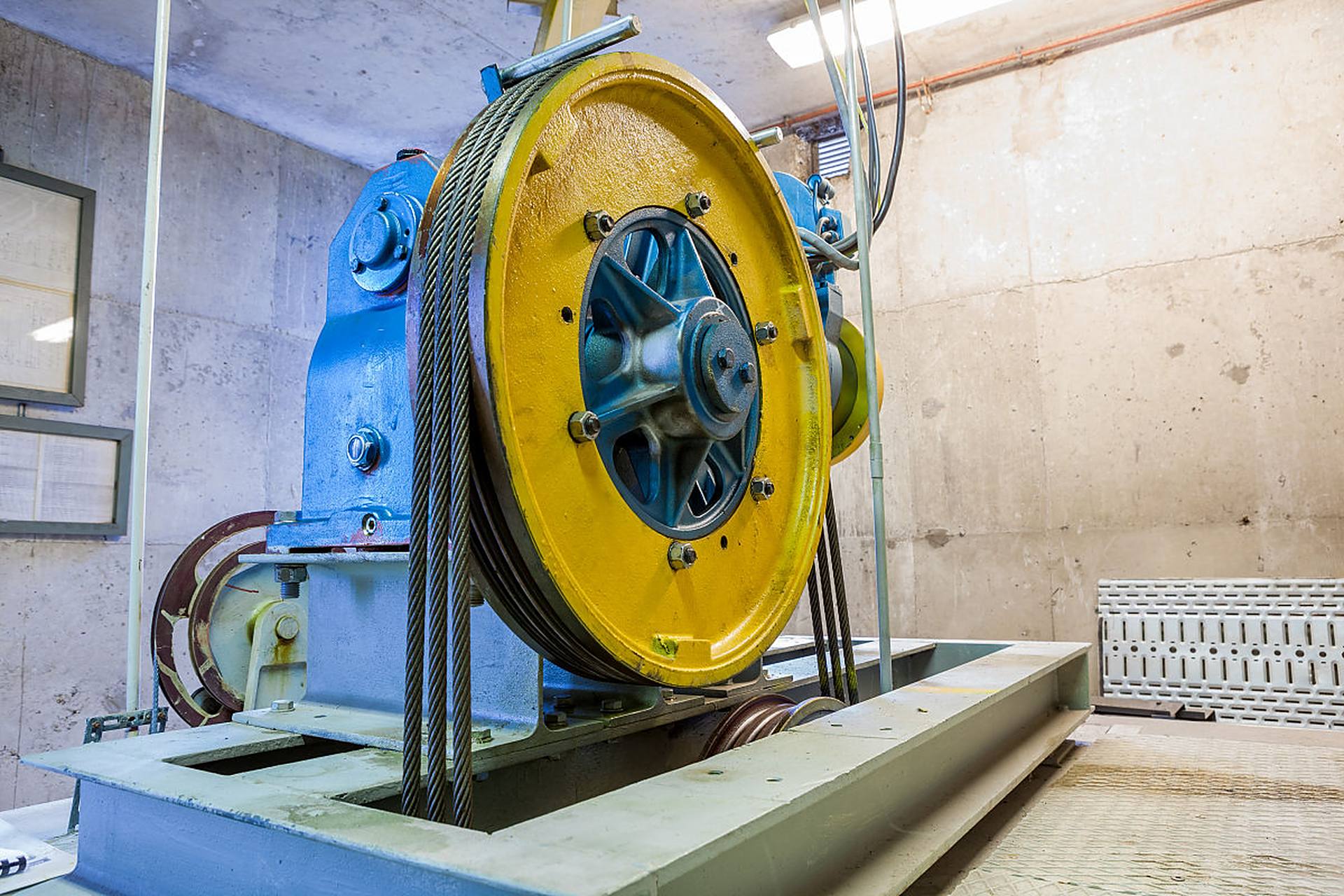 齿轮曳引机:齿轮曳引机是最常见的电梯曳引机类型.