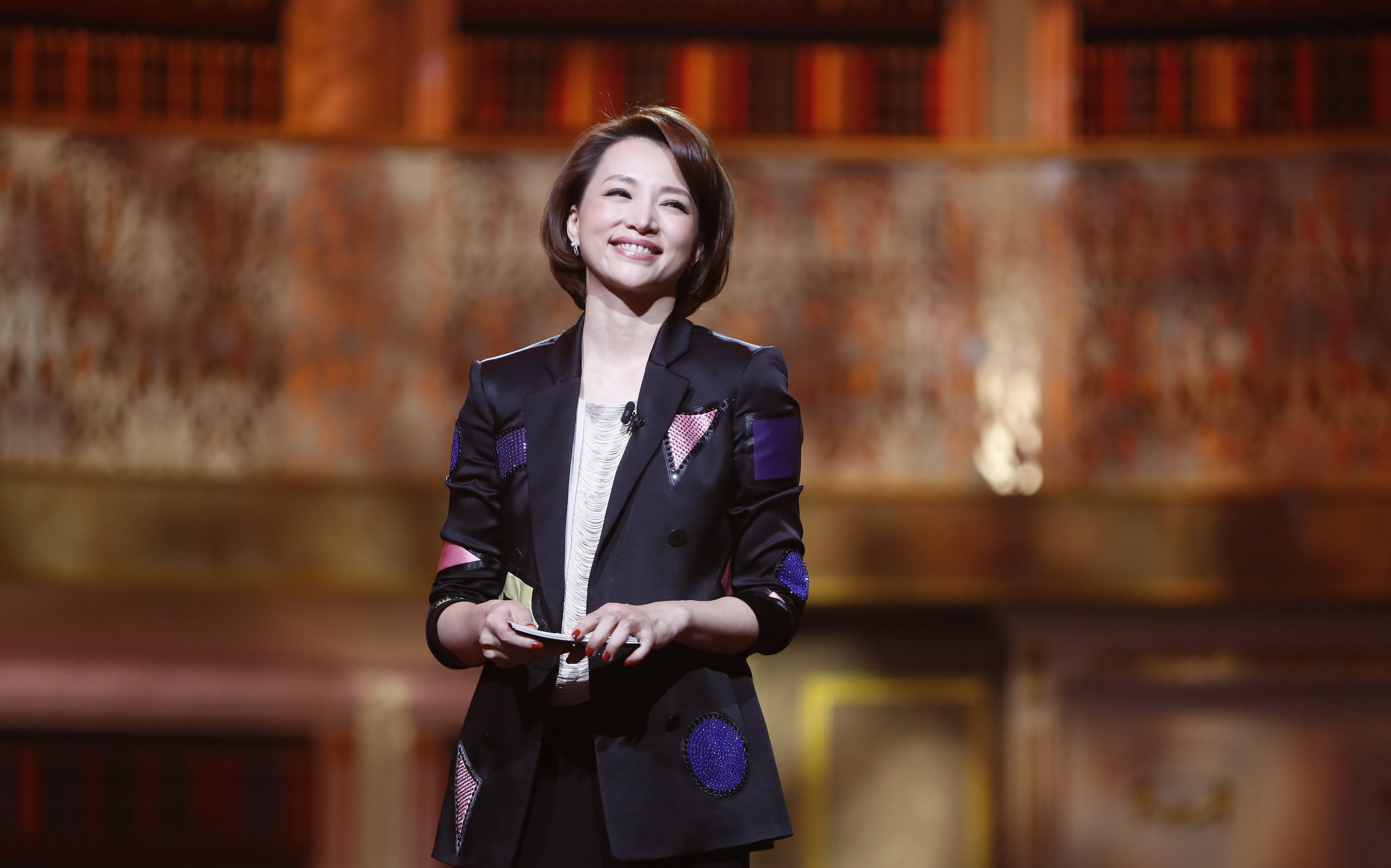 图为董卿在主持节目