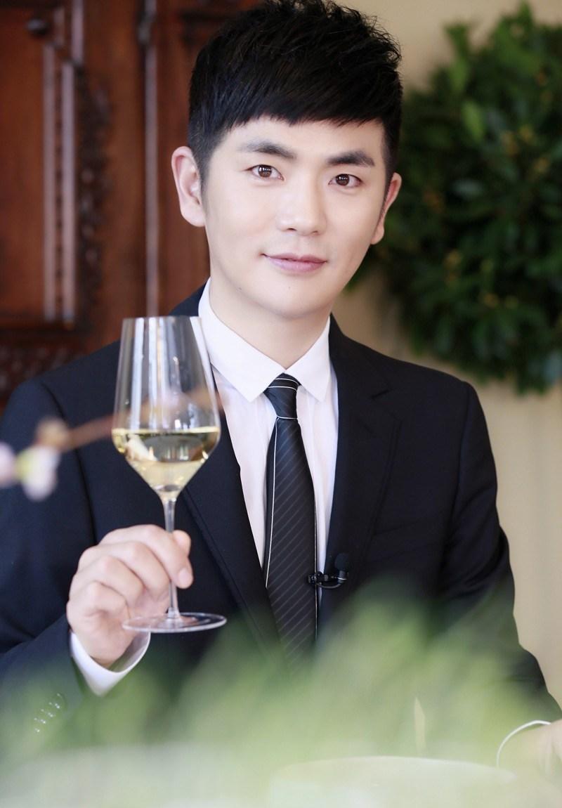 《甄嬛传》"温太医"张小龙高清写真 尽显优雅贵族质感