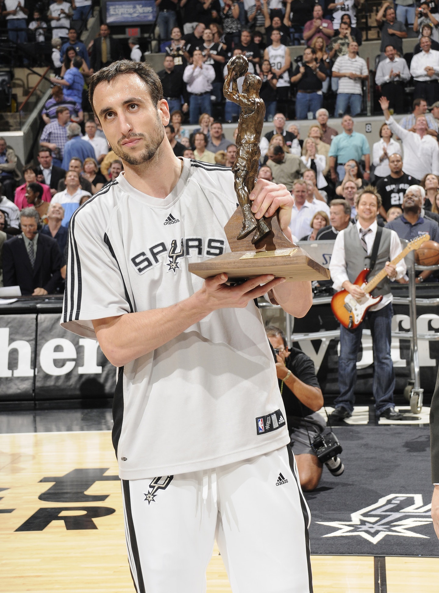 吉诺比利载入马刺史册 明年三月退役20号球衣