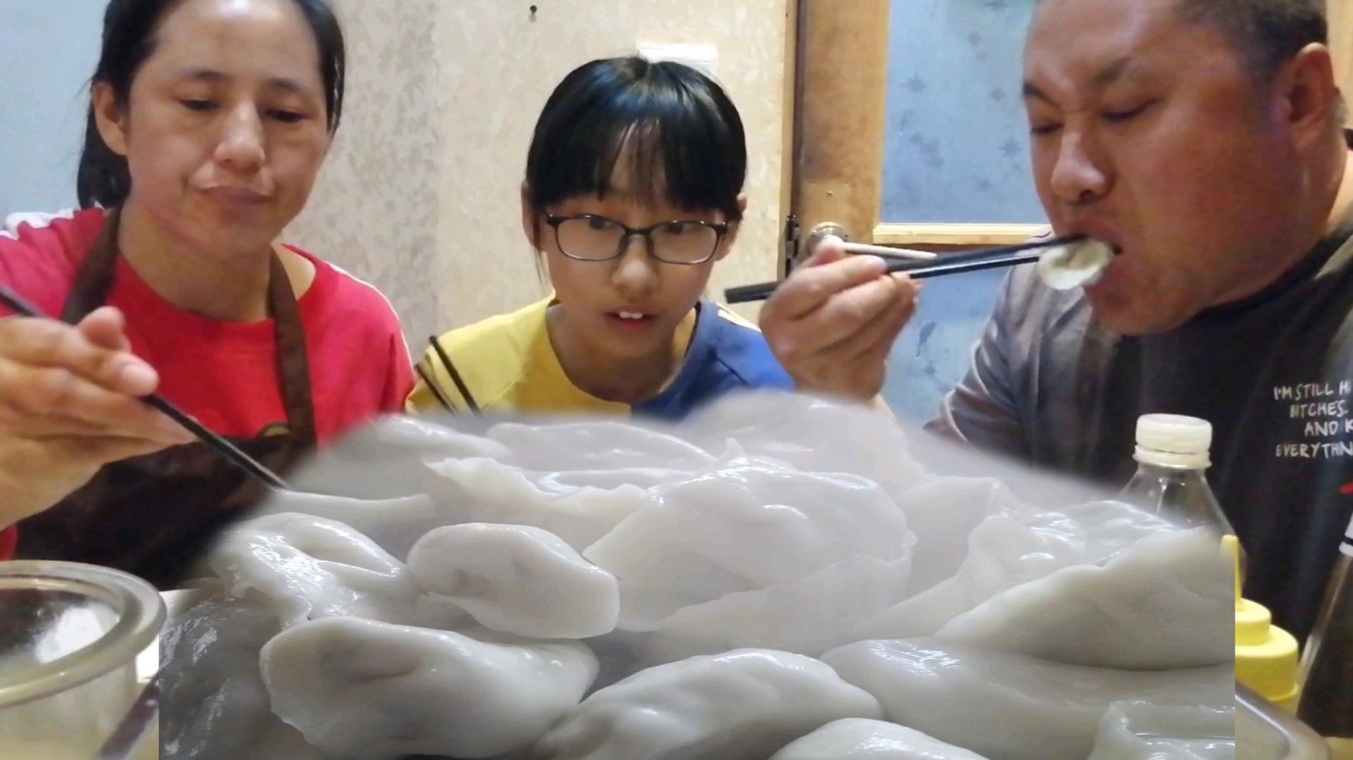 农村大哥第一次包鱿鱼韭菜馅饺子,网友推荐的,好吃到一个不剩