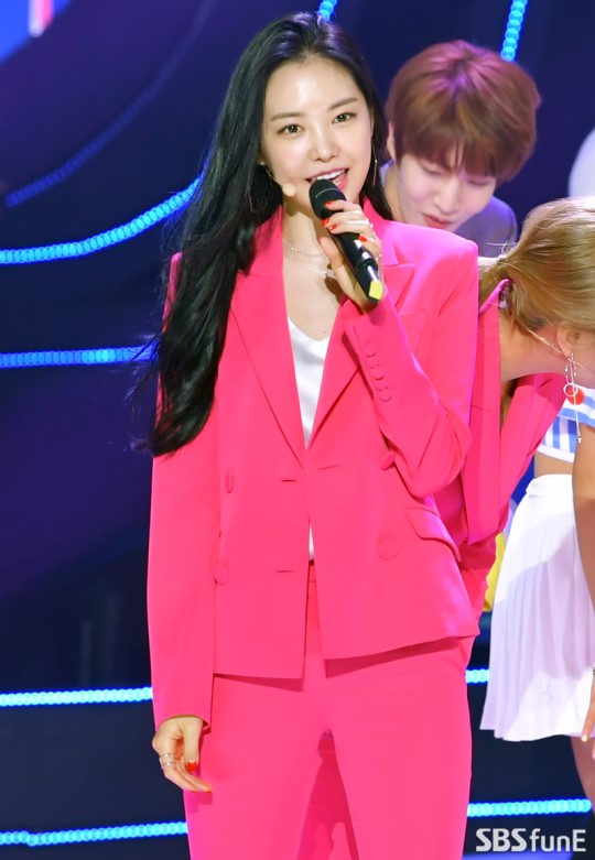 组图:apink组合孙娜恩sbs舞台精彩表演!粉色西装凸显高挑身材!