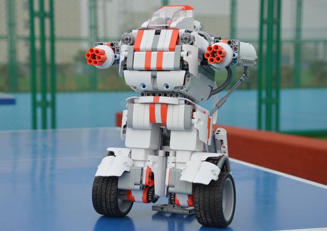 商品专题_友机器人侧面展示 当然,对于米兔积木机器人在组装后还有