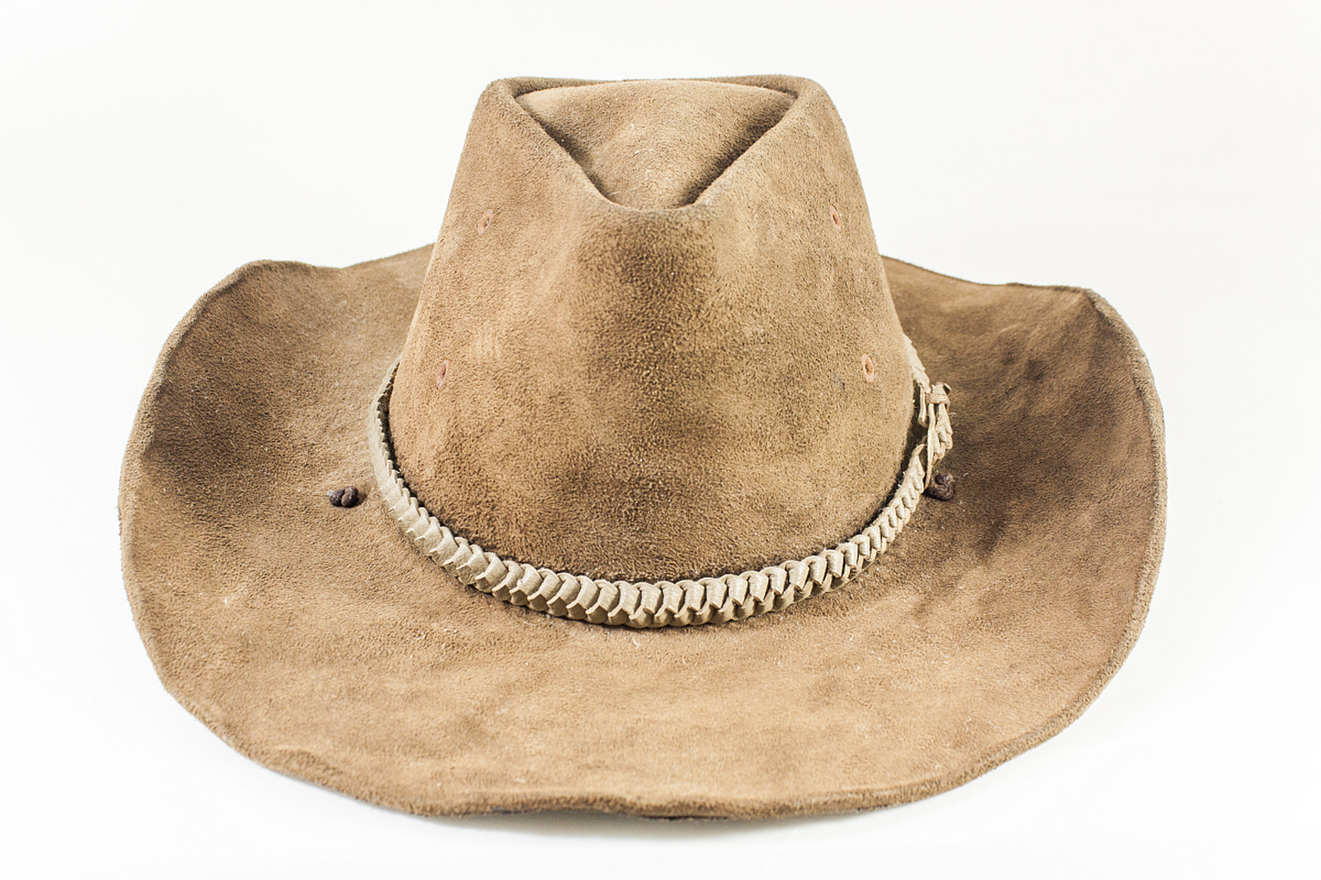 通过合理的搭配方式,羊皮帽子可以成为时尚造型的最佳拍档