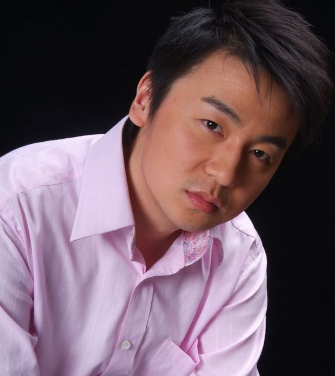 雷佳音出席某活动,一颗"大头"抢镜,网友:前夫哥好正经啊