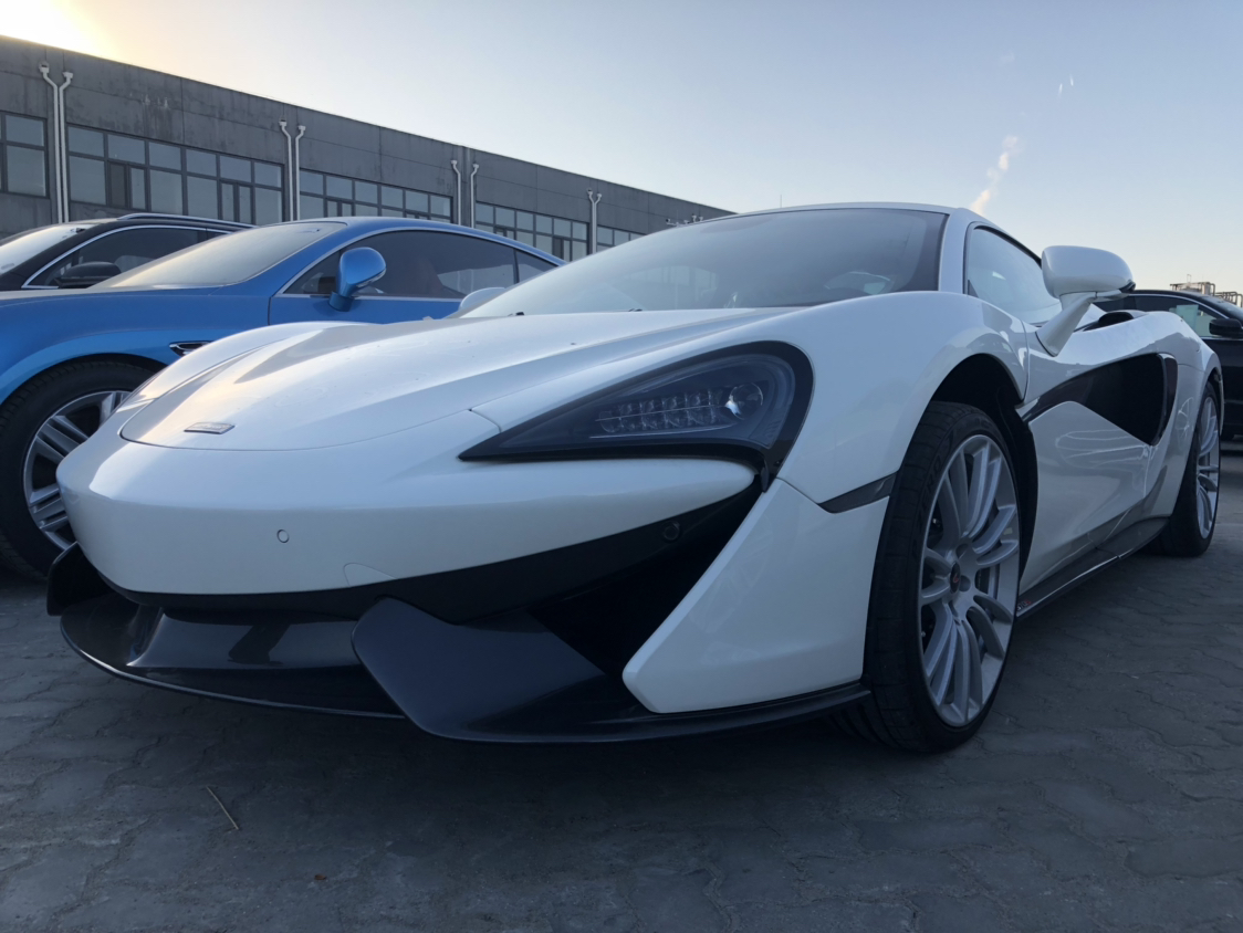 17款迈凯伦570s白色,之所以叫570s是因为马力570匹