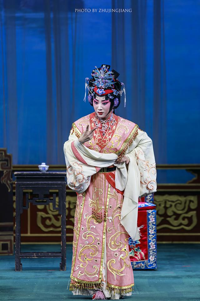 王岳凌主演京剧《王熙凤大闹宁国府》