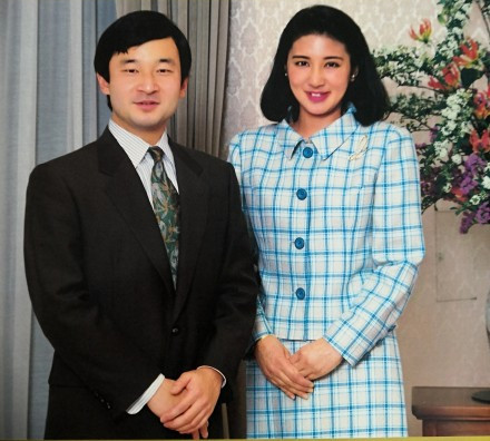 日本天皇德仁和雅子在大雨中拜天照大神,民族风搭配很有仪式感