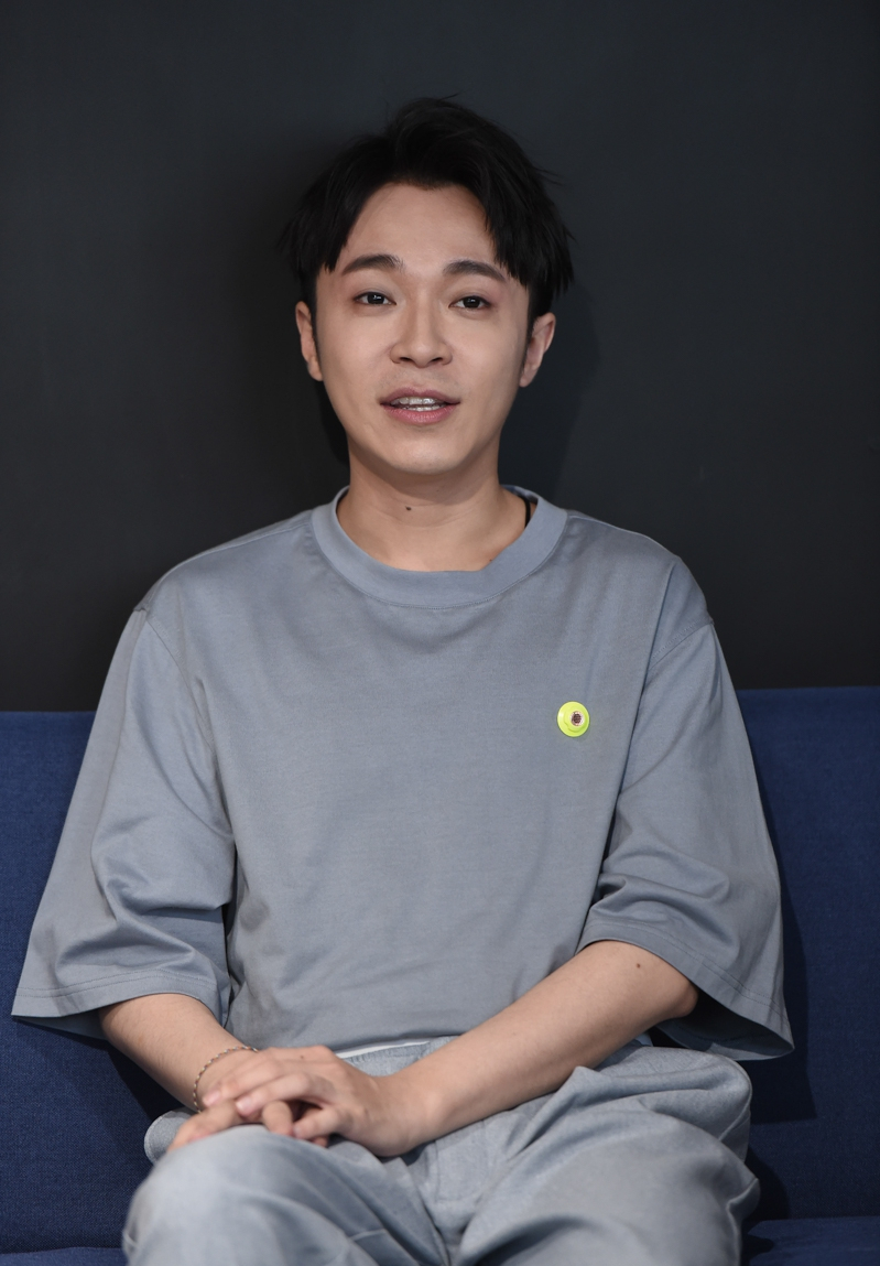 近日,李宇春吴青峰合作了新歌《作为怪物》,李宇春表