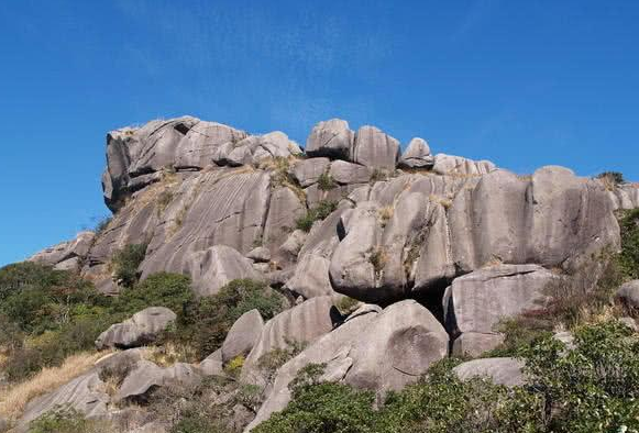 福建第一奇石山石牛山,曾经的火山口,如今的老牛