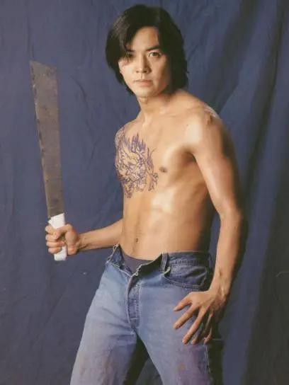 《古惑仔》的片场照,片中乌鸦真的是太经典了,谁都不敢惹他!