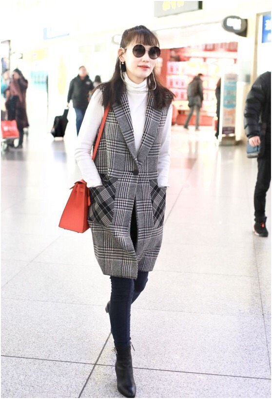 马蓉2020年机场首秀,空气刘海外搭长马甲,挎名牌包包心情好