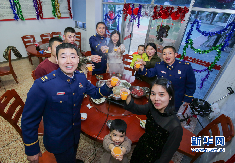 「新春走基层」消防站里的"反向团圆"