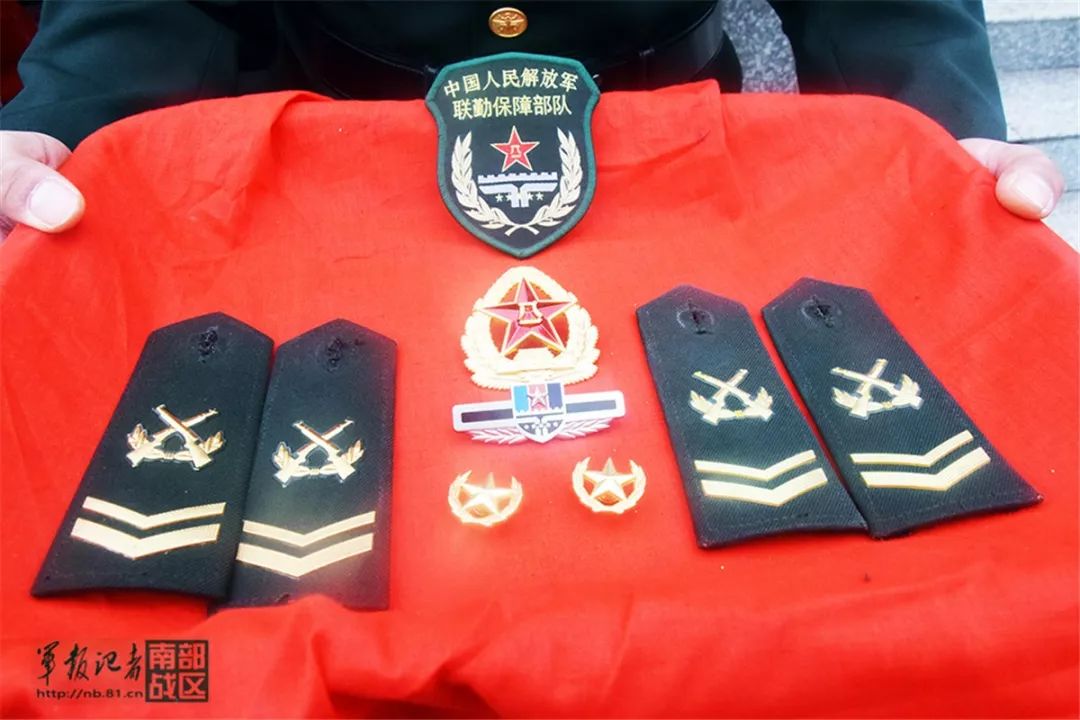桂林联勤保障中心某部组织退役士兵向军旗告别仪式