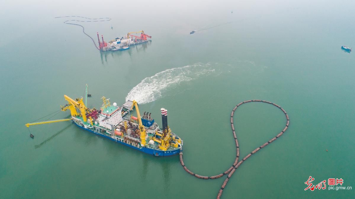 重型自航绞吸船"天鲲号"首次国内施工