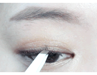 接下来贴上假睫毛,并用睫毛膏再刷一次,这可是让眼睛变得更深邃的关键