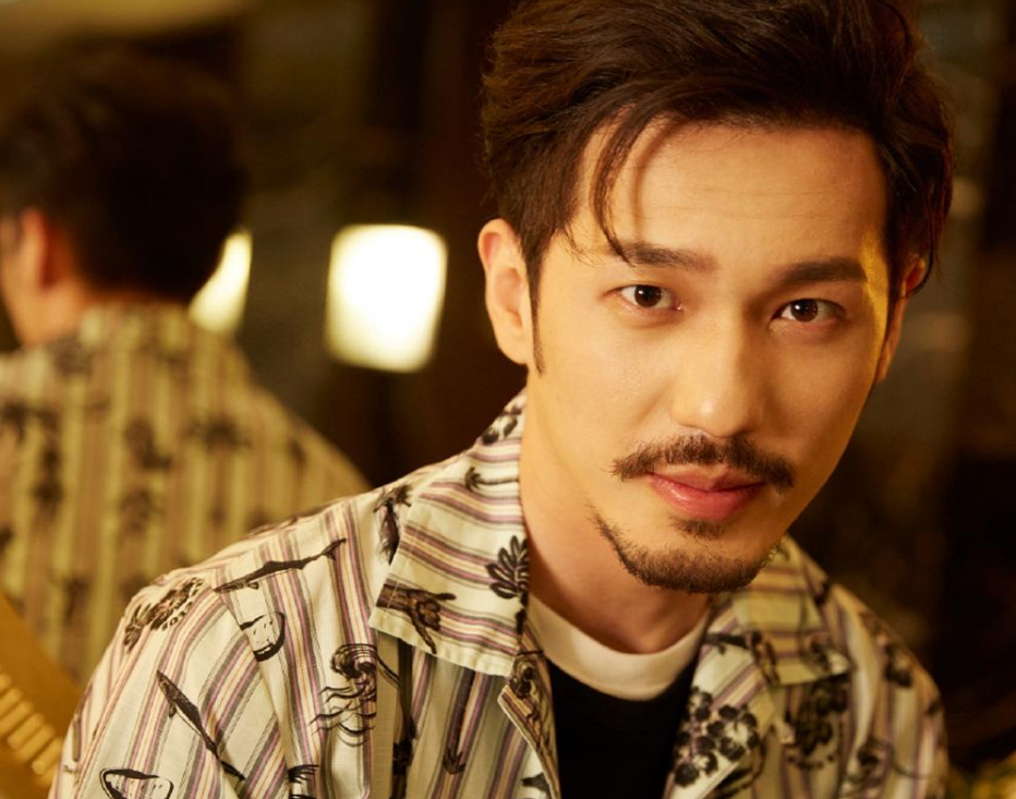 白宇2015年中出演青春励志剧《长大》2016年分别参演了《微微一笑》的